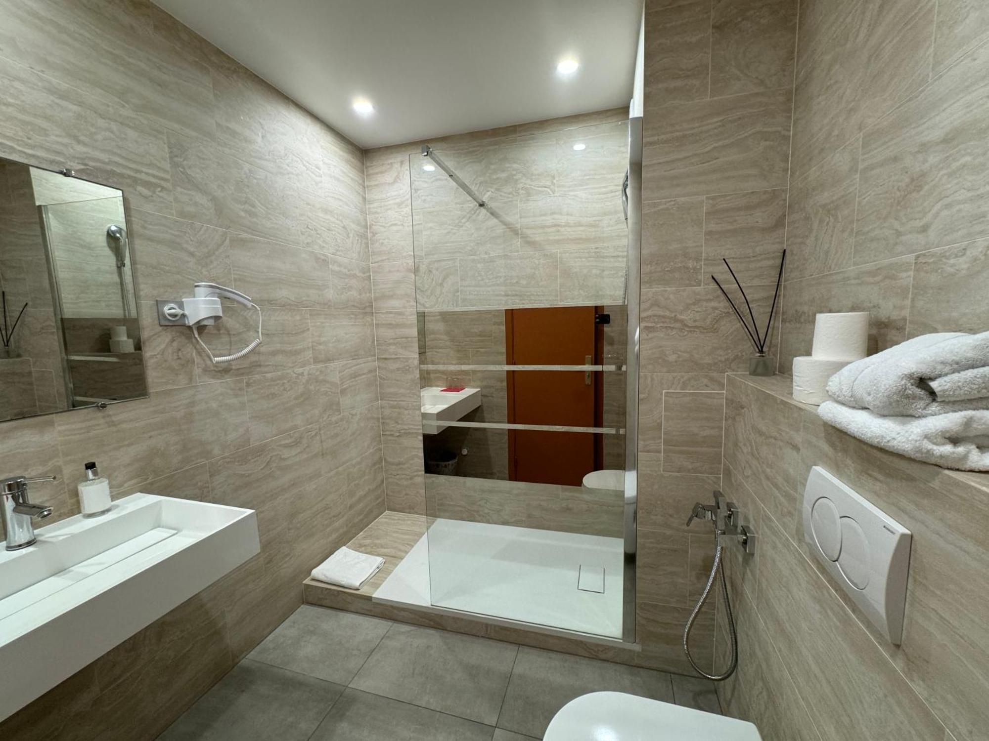 Standard Triple Room,1595398027:JPEG